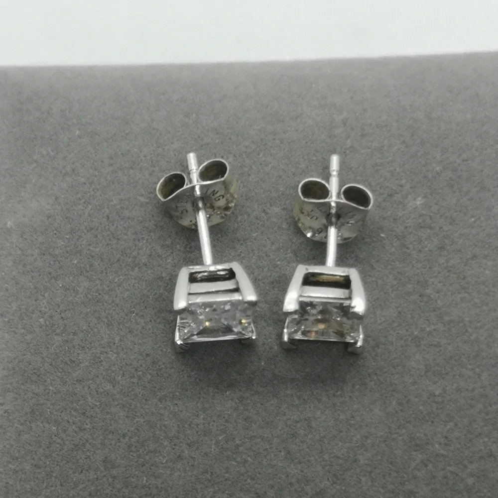 925  studs - Picture 2 of 3